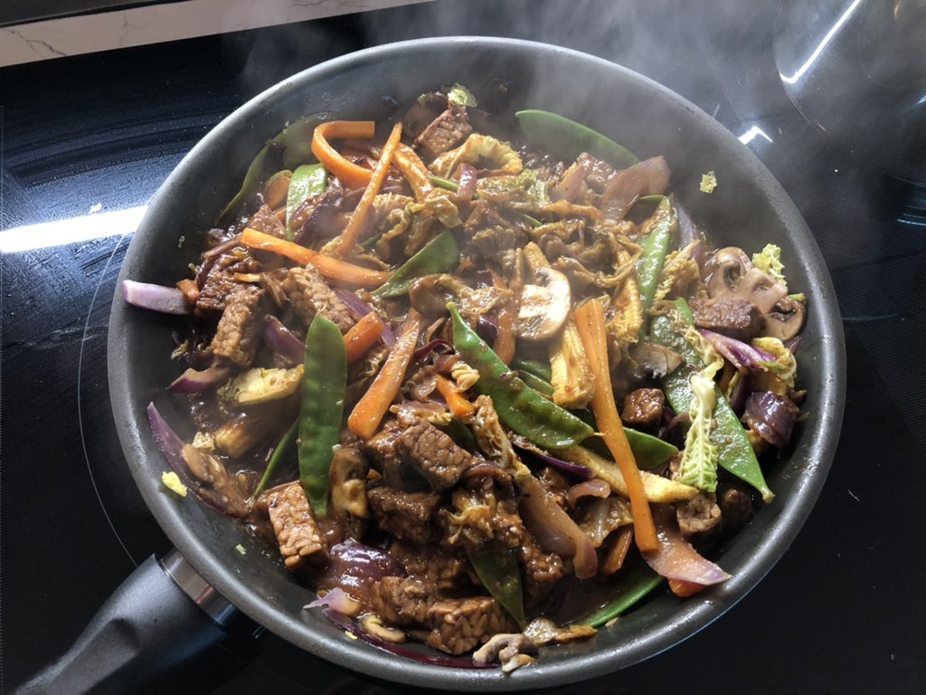 ChrisGPackham's tweet photo. A late night delicious @veganuary feast using https://t.co/nJnMMY0DYX ingredients . They have a sale on at the moment too . Tasty , healthy , easy and sustainable it’s time to grab life by the plants ! https://t.co/j7Jd5aTgxO