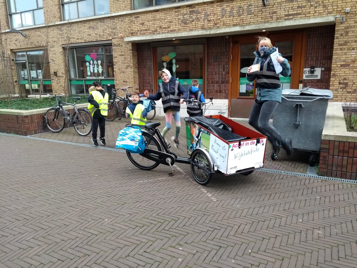 Gratis soep uitgedeeld met de Kinderraad en nieuwe collega opbouwwerk Rustenburg Oostbroek <a href="/MariekedeBoer6/">Marieke de Boer</a> .De actie werd erg gewaardeerd door ouderen #particiatiekeuken #escamp #denhaag #mooiwelzijn