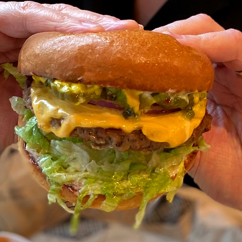 Are you a burger lover who doesn't eat meat?! No worries - we've got you covered. Enjoy the Impossible Fatburger, it looks AND tastes like a beef burger 😉
⁠
#burgerlove #fatburgercanada #burger #veggieburger #impossibleburger