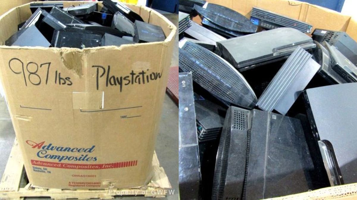 RT @Kotaku: You Can Buy A 912lb Box Of PlayStation Consoles https://t.co/tAp55OB9z1 https://t.co/mRODhqIEDf