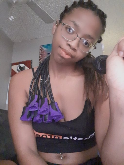 I bought myself a bouquet of roses from Leatherbond1 on etsy.  Aren't they adorable💁🏾&zwj;♀️💜 https://t.