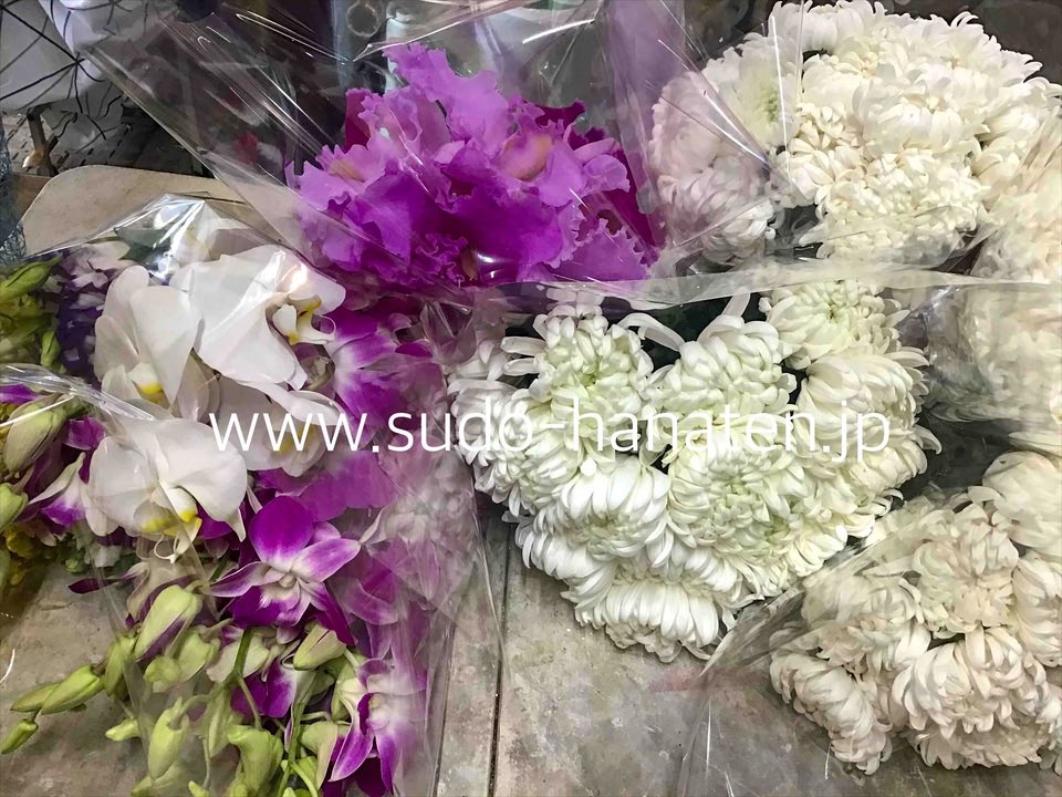 株式会社 須藤花店 1914年 ランプの時代から葛飾 新小岩で花一筋 お花のある生活をお届けします ひとまとめの花です 近年多いご注文に ご家族のご葬儀の際にお棺に入れるお花をひとまとめというご注文があります コロナ禍で小規模のご葬儀が増える中