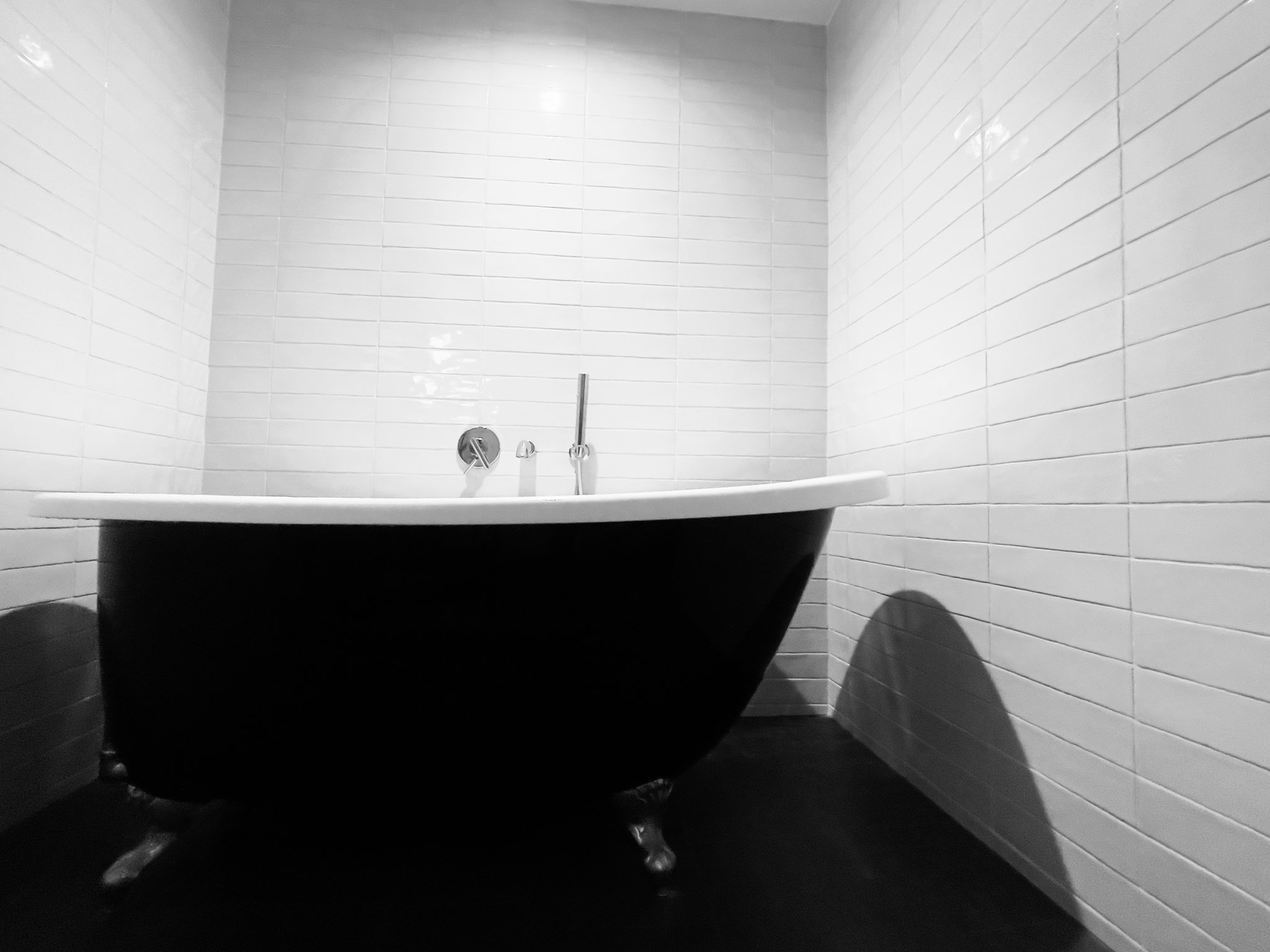 3 pic. I love a stand-alone tub 🖤🤍🖤
@JAYxALEXANDER https://t.co/S07JFysq0M