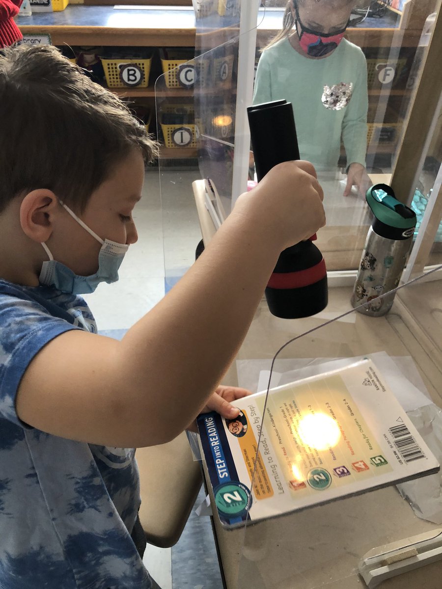 Scientists at work!! 🚨 After predicting which materials would be transparent, translucent, or opaque, we put them to the test! 🔦 <a href="/NSE_Dalers/">NSE_Dalers</a>