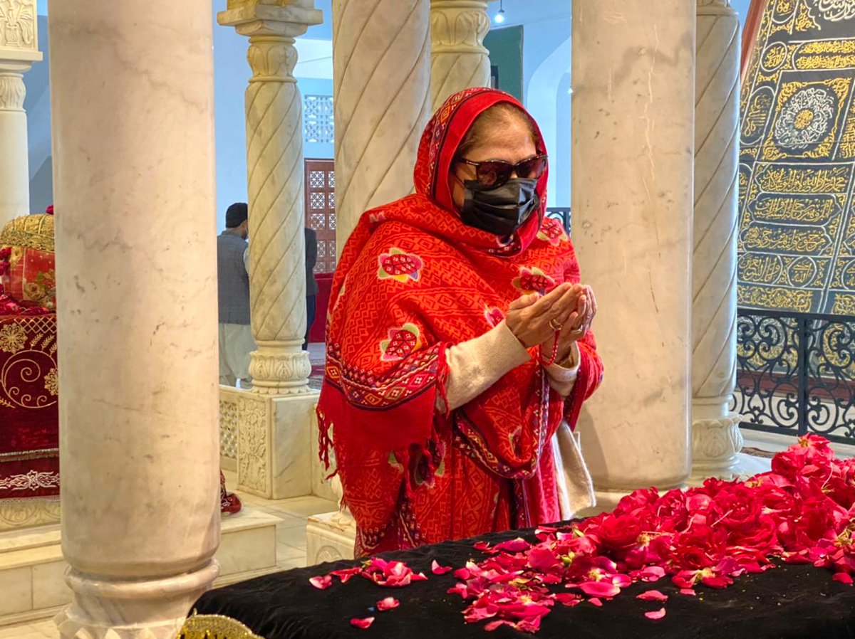 Shaheenkdar's tweet photo. ہماری لیڈر پاکستان پیپلزپارٹی کی سیاسی امور کی انچارج فریال تالپور صاحبہ گڑھی خدا بخش میں شہدا کے مزار پر دعا کرتے ہوے۔۔ https://t.co/V7NDhcIhKV