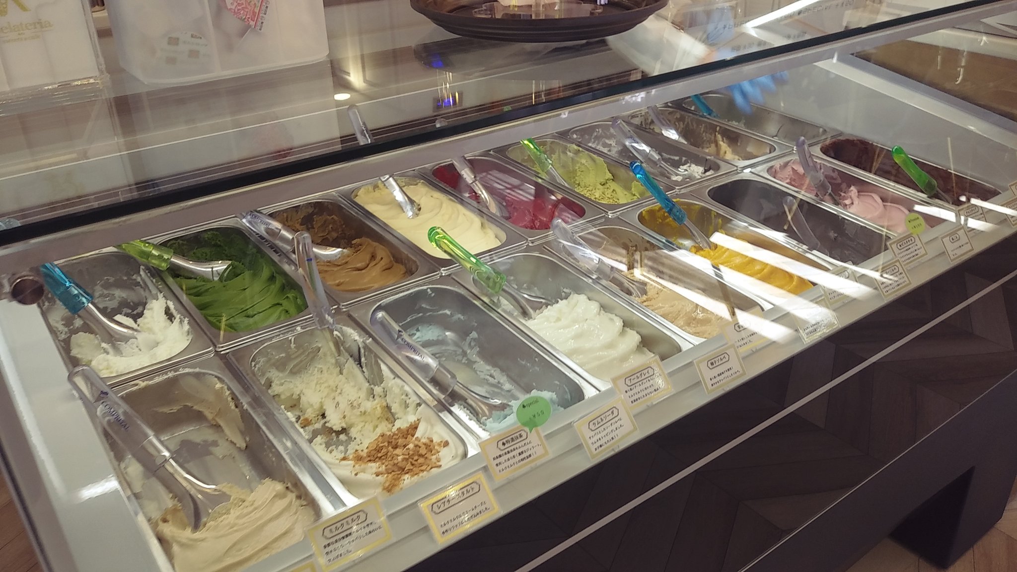 Fuku Live In 堺東 ジェラート 屋さん ができてました 堺市 堺区 御陵どおり 高級感 ジェラート アイスクリーム ﾀﾌﾞﾙ550円 持ちかえりシングルのみ 400円 T Co E14u1t67z8 Twitter