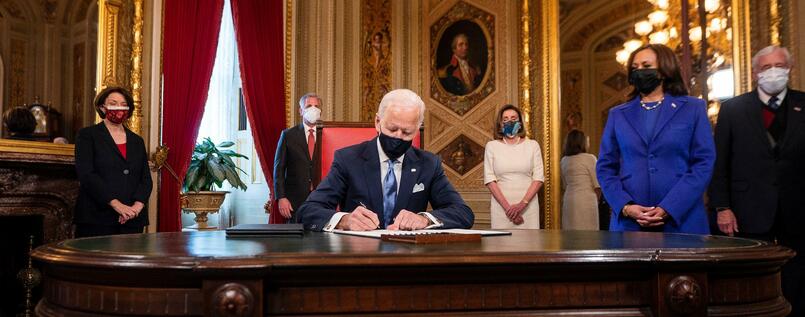 Seit Mittwochabend ist Joe #Biden der 46. Präsident der USA. An seinem ersten Amtstag ebnete er den Weg für eine Abkehr der Trump-Politik.
tagesspiegel.de/politik/klimaa…