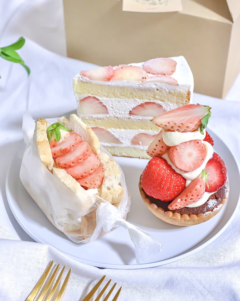 あかね 大阪 京都 奈良で食べあるき Sugar 大阪の福島区にあるだいすきなケーキ 屋さん 白いちごがstart ショートケーキもタルトもシフォンケーキもめためた可愛いくて美味しかった 大阪 ケーキ屋 淡雪 白いちご ケーキ