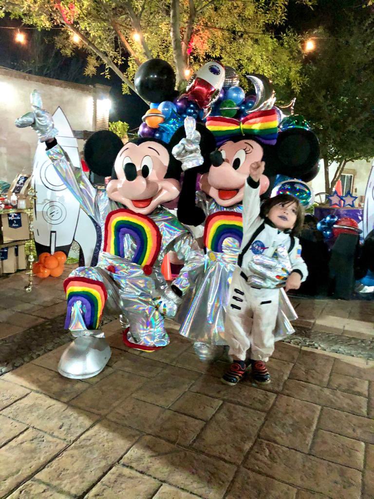 ShowTime_mty's tweet photo. @JazminconJ @juanpishow #mickeyretro #astronaut https://t.co/bGjZxHrbjT