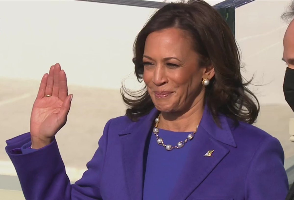 luchy732's tweet photo. Hoy es el primer día en que una mujer puede convertirse en Vicepresidenta y el último en que no pueda serlo.
Kamala Harris #Elfuturoesmujer.
#TuvozesPoder. 💖✨ https://t.co/yyO6rGEoOj