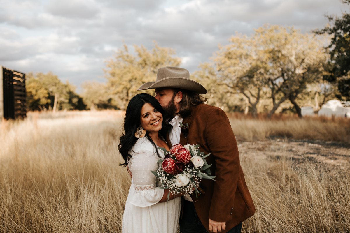 We love #WeddingWednesday 😍 
photo by: @barefoottim (IG)