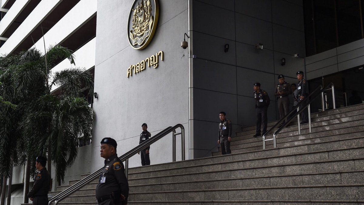 RichardBarrow's tweet photo. According to @TLHR2014, there at least 54 people who have been charged in recent months under Lese Majeste.
♦️Lese-majeste charges filed against Thanathorn https://t.co/ro5LtDTiHO
♦️Woman sentenced to record 87 years for lese majeste https://t.co/dn4s9F4SIb #Thailand https://t.co/VB42oJnKwt