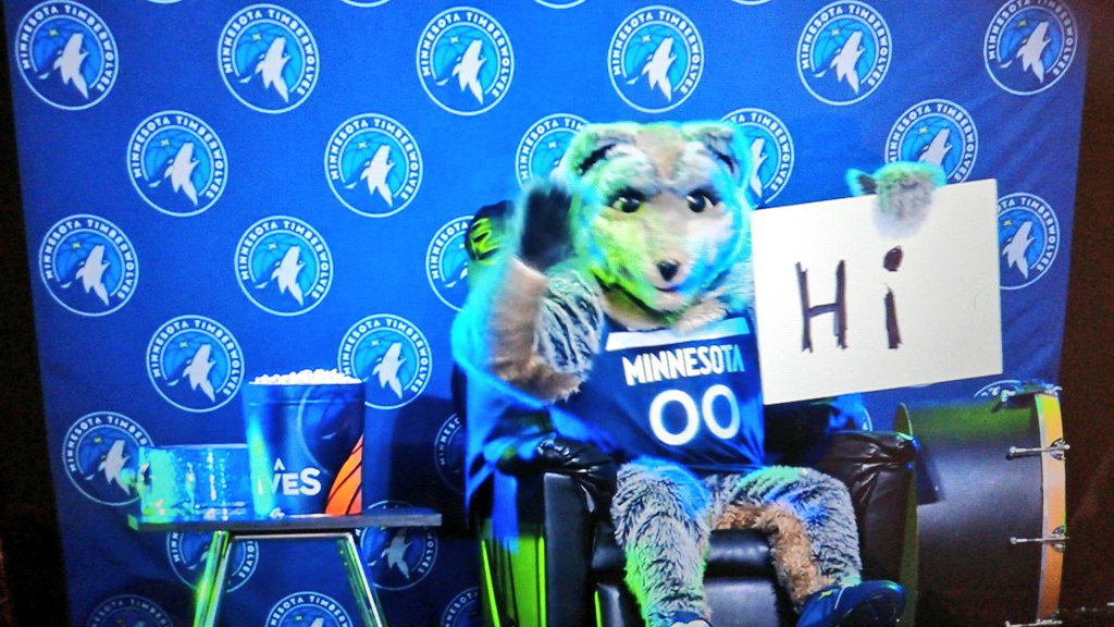 lostincultpop's tweet photo. Mon gars sรปr est fidรจle au poste.
Il est aussi un peu obligรฉ.
#TWolves #Timberwolves #RaisedByWolves ๐บ #ORLMIN #ORLvsMIN #Crunch https://t.co/HqGXdn0ZF4