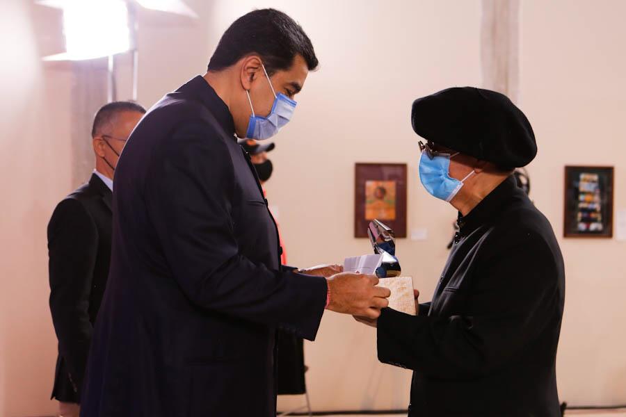 NicolasMaduro's tweet photo. Compartí en un emotivo acto de entrega del Premio Nacional de Cultura 2019-2020, con importantes artistas de la música, el teatro, la danza, la literatura, las artes plásticas, la fotografía, cultores y cultoras populares de la Patria. A ustedes todo nuestro reconocimiento. https://t.co/8iHqFOGK1B