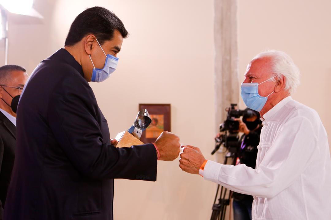 NicolasMaduro's tweet photo. Compartí en un emotivo acto de entrega del Premio Nacional de Cultura 2019-2020, con importantes artistas de la música, el teatro, la danza, la literatura, las artes plásticas, la fotografía, cultores y cultoras populares de la Patria. A ustedes todo nuestro reconocimiento. https://t.co/8iHqFOGK1B