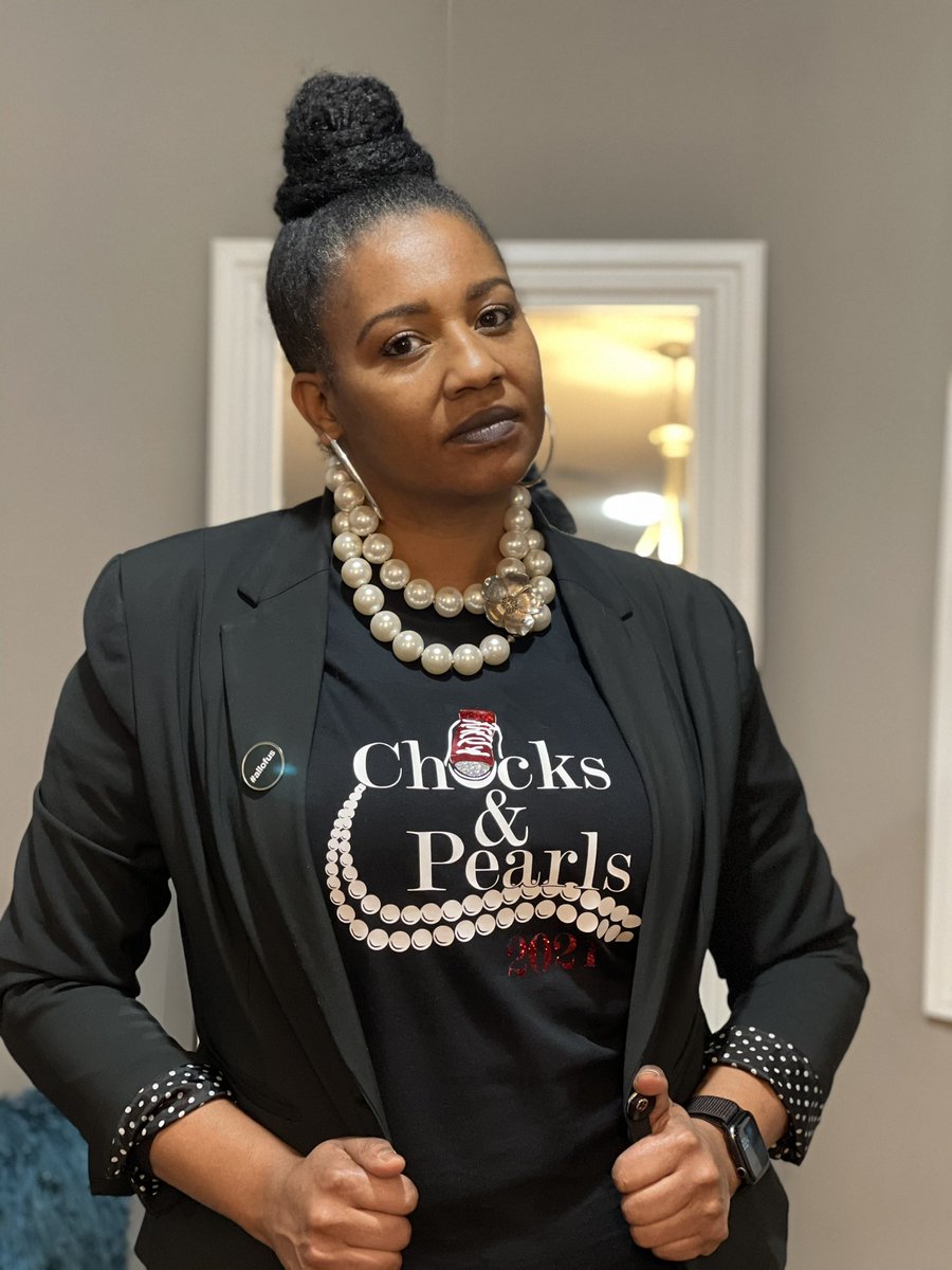 mslit73's tweet photo. Itโs just Me #January20th2021.
#Pearls and #ChuckTaylors
๐๐บ๐ธ๐
#HistoryInTheMaking #PearlsAndChucks
#WearYourPearls
#EmpoweredWomenInPearls
#PearlsAcrossTheWorld
#QueensWearPearls
#UnitedByPearls
#TheWorldIsOurOyster
#HopeForPearls
#PowerInThePearls
๐ธ: @PatMcKinnon88 https://t.co/Qr0vcjbFeO