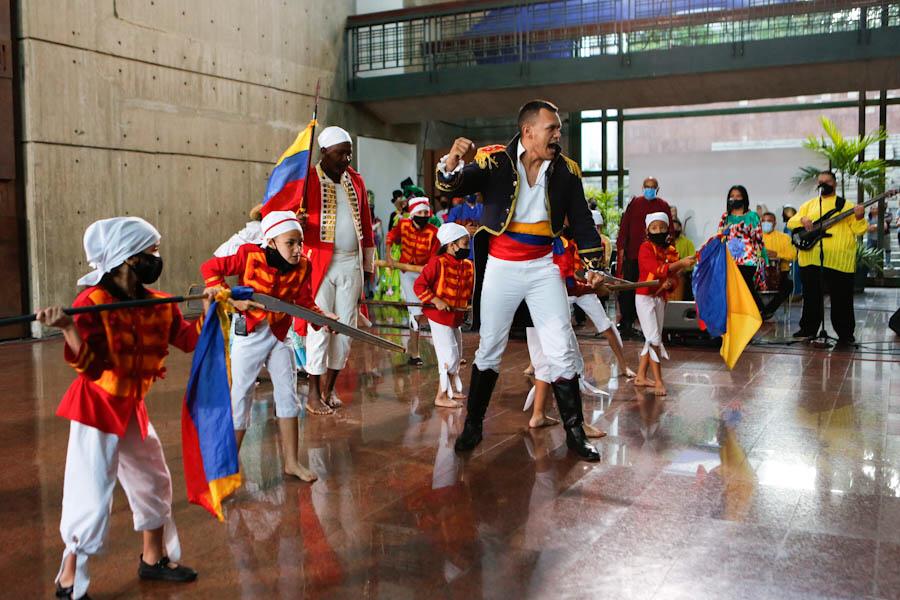 NicolasMaduro's tweet photo. Nos estamos preparando para lo que será el Gran Festival Cultural “Carabobo 200”, en el que impulsaremos las dinámicas artísticas y culturales en todos los municipios, parroquias y comunidades. Hagamos brillar la identidad nacional en esta era histórica bicentenaria. https://t.co/tJma14yxbl