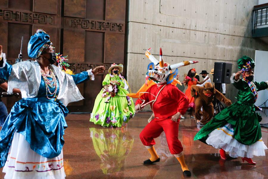 NicolasMaduro's tweet photo. Nos estamos preparando para lo que será el Gran Festival Cultural “Carabobo 200”, en el que impulsaremos las dinámicas artísticas y culturales en todos los municipios, parroquias y comunidades. Hagamos brillar la identidad nacional en esta era histórica bicentenaria. https://t.co/tJma14yxbl