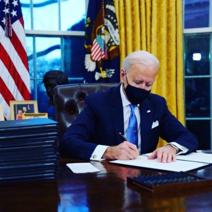 leslie_S2001's tweet photo. FINALLY!! @POTUS @FLOTUS IN THE WHITE HOUSE 🥰🥂💙 what a wonderful day to celebrate democracy!! #PresidentBiden #flotusbiden 🥰 https://t.co/2b7ldlsxV2