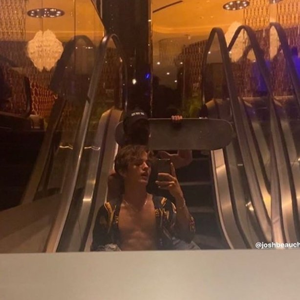 safexurrea's tweet photo. pov: foram só 12 horas https://t.co/K67hPFbkq4
