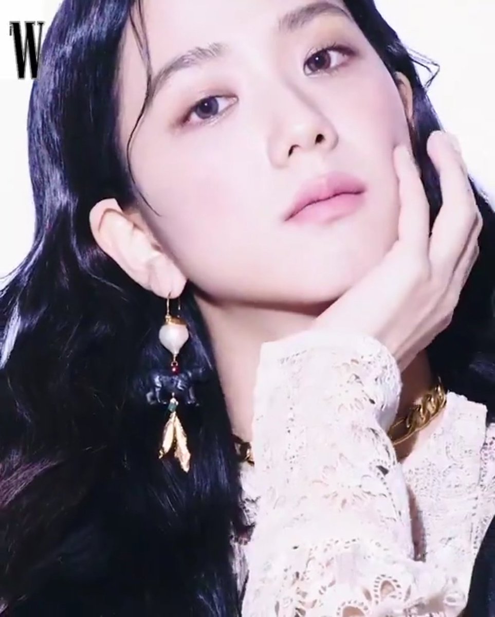 cyanblink's tweet photo. W KOREA UPDATED WITH JISOO! SHE'S SO GORGEOUS! @BLACKPINK #JISOO https://t.co/HU39eRTyoh