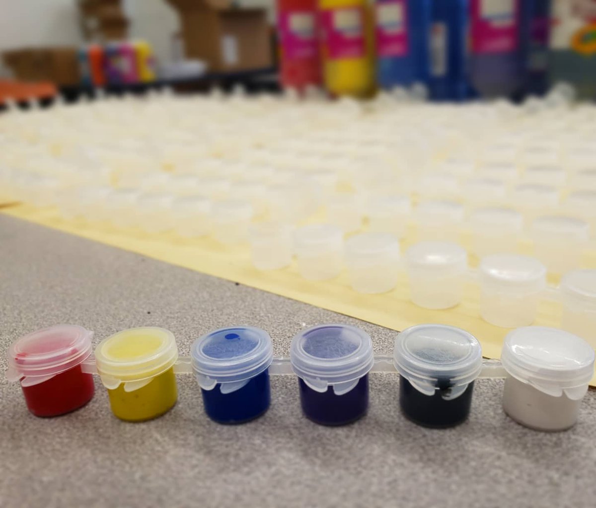 MrsStanleyArt's tweet photo. One down...about 150 to go! Haha. Putting together some #artcarepackages for the k-3 students to take home in the event of another #remotelearning closure. Slowly but surely! Thanks to @LoudonvilleES for helping to make this happen! @northcolonieart #nccsart #helpingstudentslearn https://t.co/w5EziumA1T