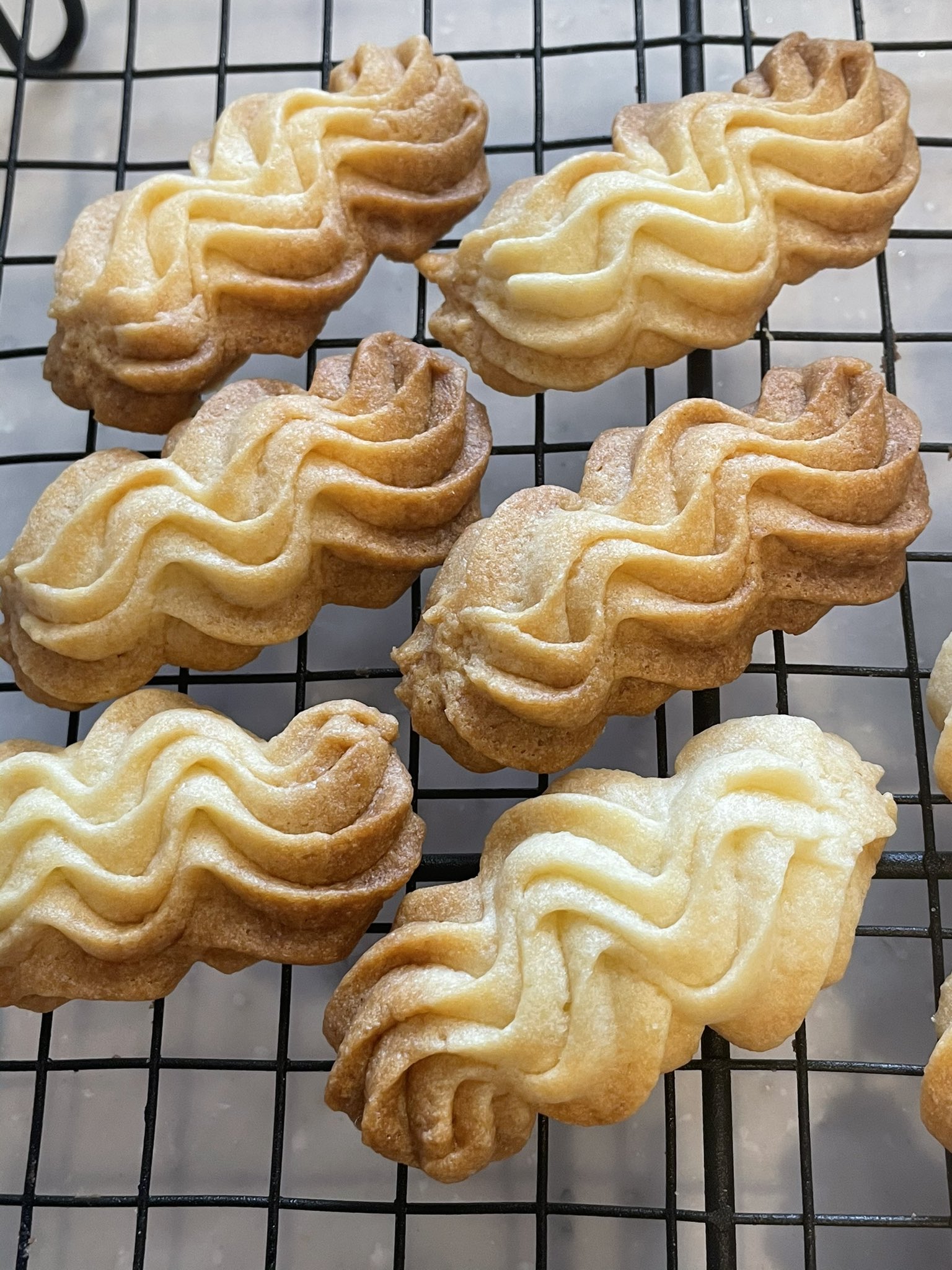 たまりん 星口でウネウネ と絞る絞り出しクッキー 冬は生地が硬くて絞るのが少し大変 パティシエ パティシエール お菓子作り 手作りお菓子 焼菓子 おうちおやつ 手作りクッキー 絞り出しクッキー 絞りクッキー 小さな焼き菓子屋 T