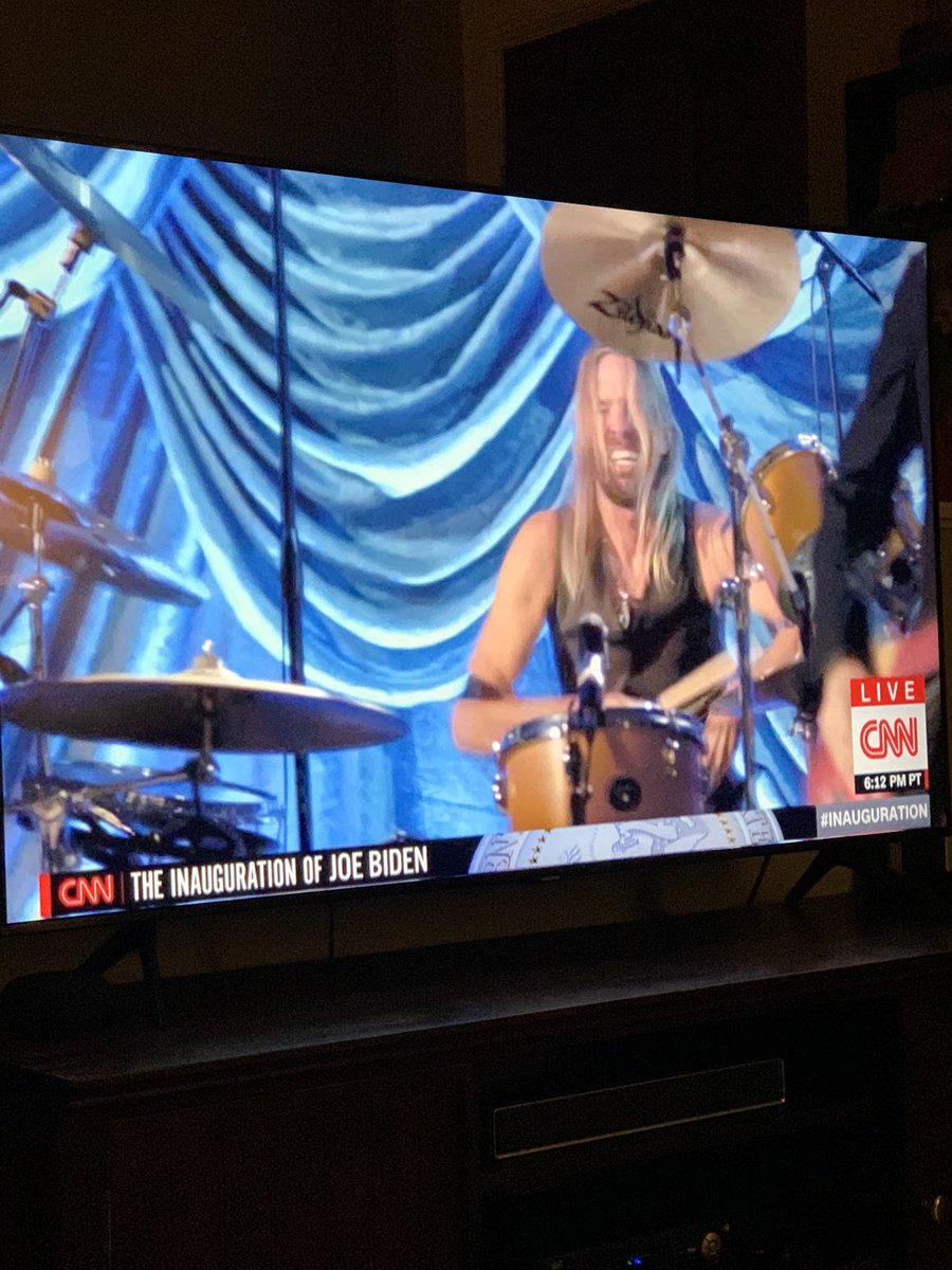 kclarke's tweet photo. EVERYBODY STOP WHAT YOU’RE DOING BECAUSE FOO FIGHTERS HAVE SOMETHING TO SAY ...and they got all spiffy’d up for it too. Nice look fellas! @foofighters #timeslikethese #learntoloveagain 🇺🇸 https://t.co/rSI6w9kpad