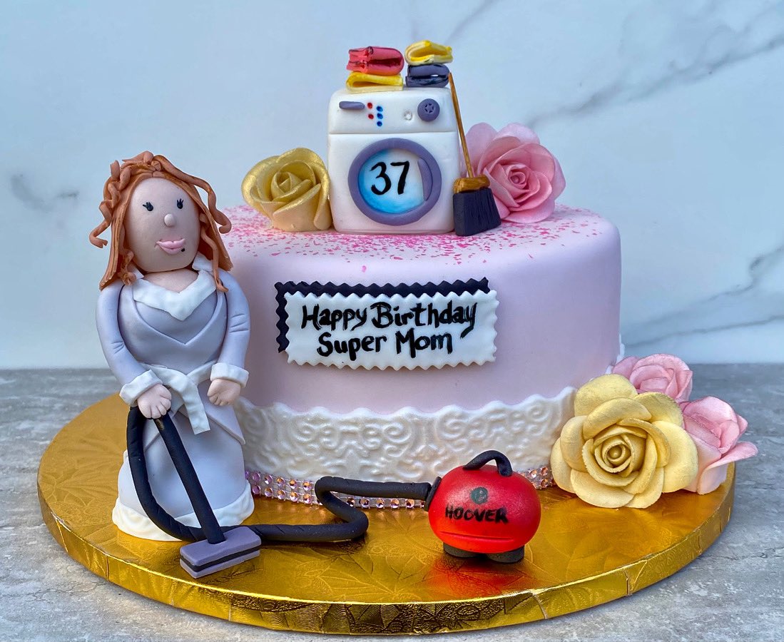Delicacyinthe6's tweet photo. Who needs super hero’s when you have Mom!
German chocolate cake filled with Kit Kat’s and German chocolate buttercream.
#fondantcake #housewife #supermom #kitkats #germanchocolatecake #cupcakeoftheday #cakeoftheday #gtabaker #Torontobakery #torontobaker #Oakvillebakery https://t.co/S8fgTieVY3
