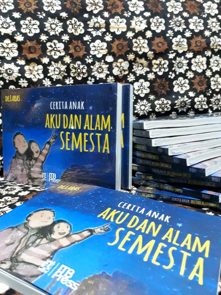 I am flattered and happy. My book, Aku dan Alam Semesta (I and The Universe), read by Sara, at Harvard University. Thank you @SaraSchechner 
cc <a href="/nengtanti13/">Tanti Amelia</a> 

#delaras #delarassemesta #akudanalamsemesta