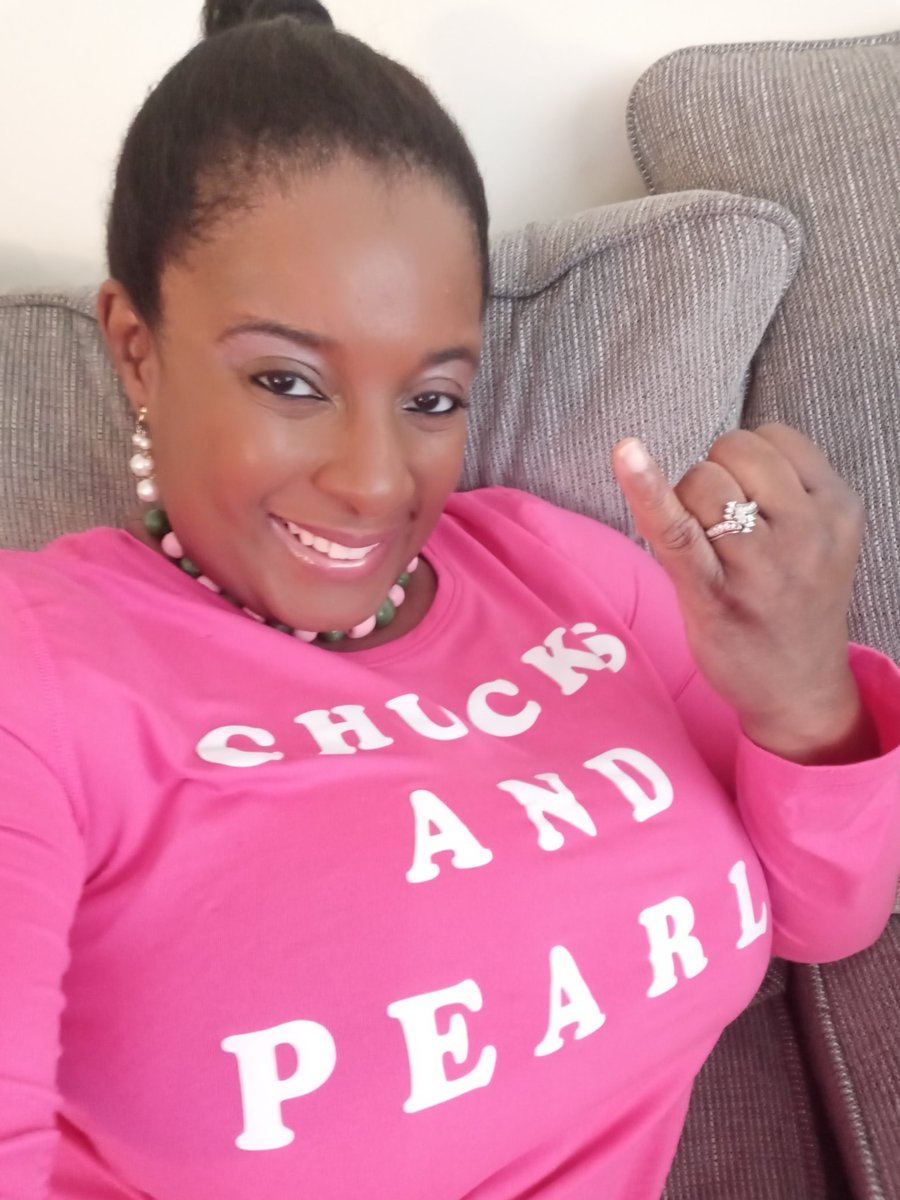MichelleDIvy's tweet photo. Chucks and Pearls! #AKA #VPOTUS #HistoryMade https://t.co/Q7e4ofdw3q
