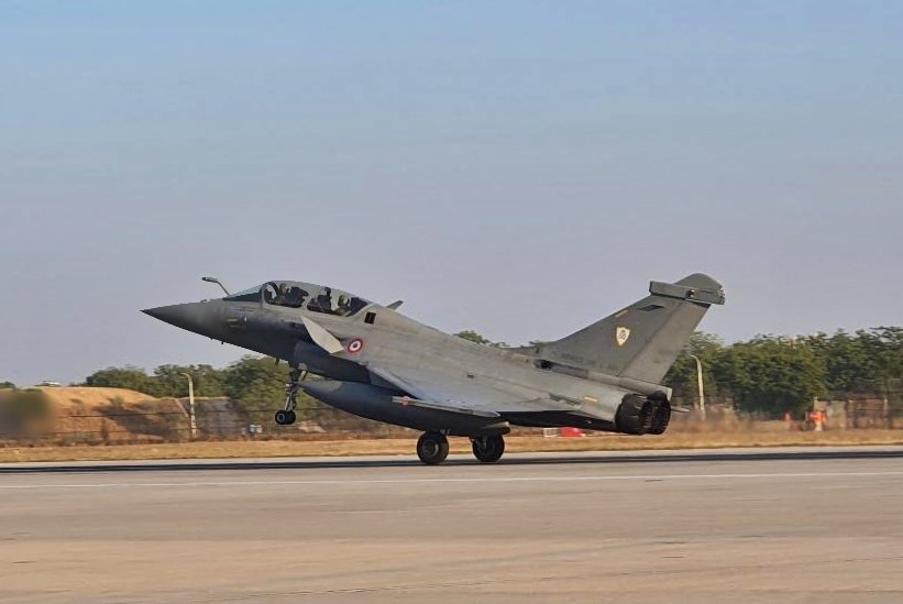 IAF_MCC's tweet photo. #IndoFrenchEx
French Air and Space Force is participating with 1*MRTT Tanker, 2*A-400M Tactical aircraft &amp; 4* Rafale fighters in #DesertKnight21.

The full complement of IAF &amp; French teams are at Jodhpur, ready to exercise jointly to enhance interoperability.

Together we can! https://t.co/Xkrm0yxN1S