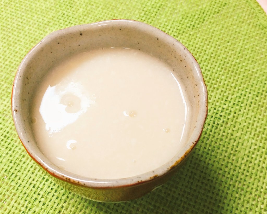 酒粕の甘酒✨

※酒粕なのでどうしてもアルコール分は含まれます。お子さまやお酒に弱い方、運転する方は飲む量などお気をつけ下さい

弱火で15分以上、蓋をしないでコトコト煮込むとアルコール分をある程度は飛ばせるそうです。

私は甘酒を牛乳で1:1にして割って飲むのが好きです✨ 