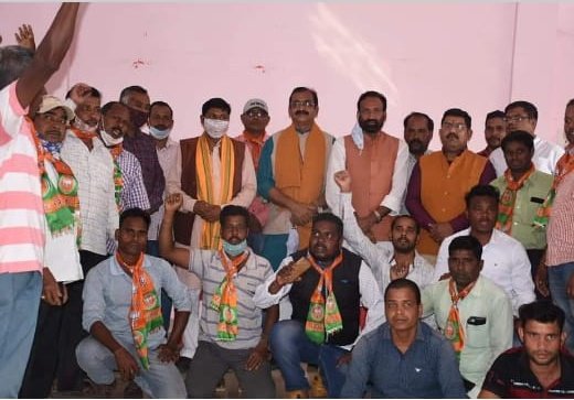 BJP4Alk's tweet photo. @BJP4Odisha ରାଜ୍ୟ ସଭାପତି @SamirMohantyBJP ଙ୍କ ଆଠମଲ୍ଲିକ ଗସ୍ତ ଅବସରରେ ବିଭିନ୍ନ ସ୍ଥାନରେ ସ୍ୱାଗତ ସମ୍ବର୍ଦ୍ଧନା କରାଯାଇଛି। 

ବଇଣ୍ଡା ମଣ୍ଡଳ ପକ୍ଷରୁ ସ୍ଥାନୀୟ ଶିଶୁମନ୍ଦିର ନିକଟରେ ସମ୍ବର୍ଦ୍ଧନା

#Athmallik #AthmallikBJP #Angul https://t.co/UYIdss9QDB
