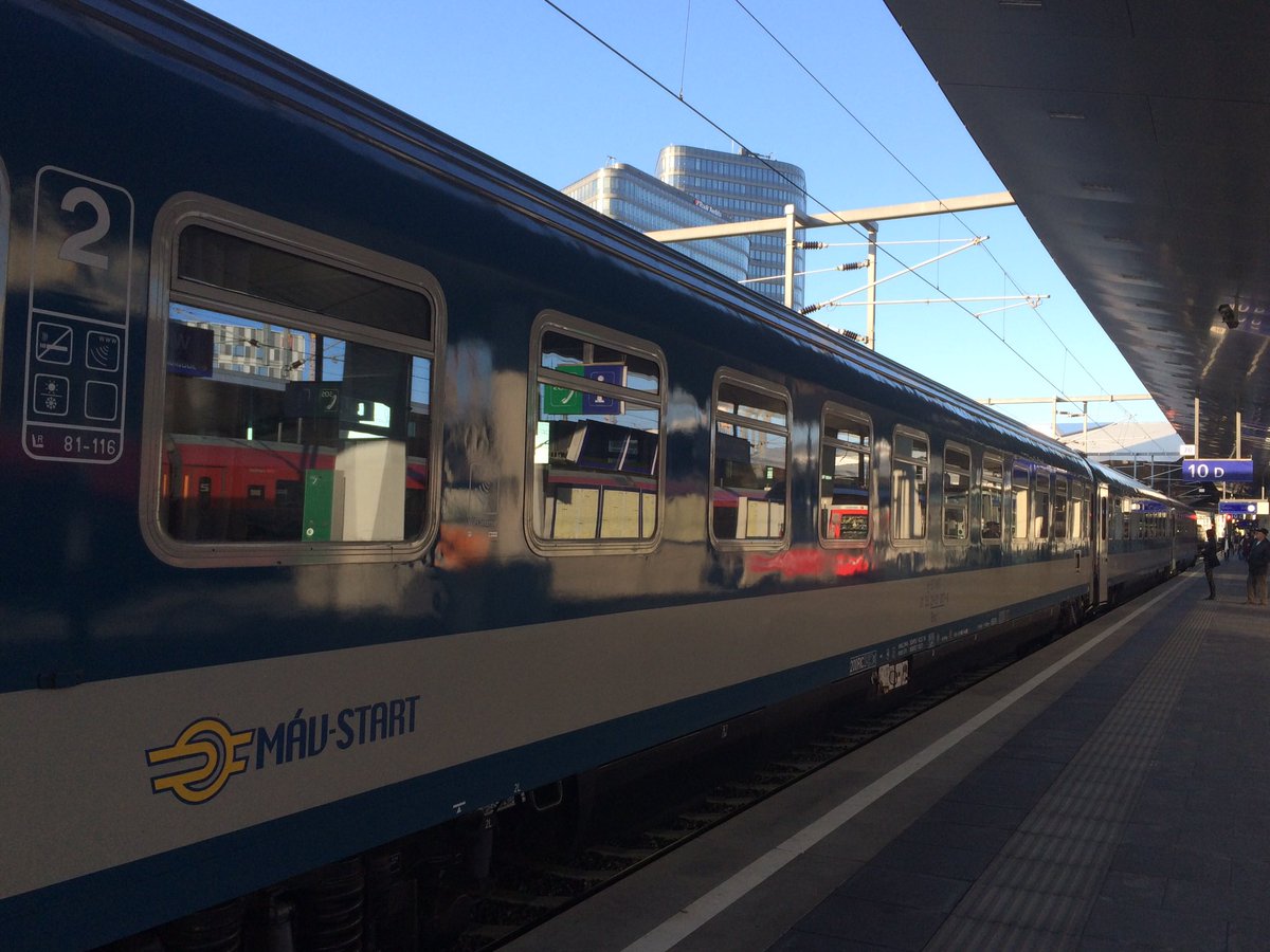 ブダペスト東駅の番人 ウィーン中央駅8 42発 ブダペスト経由ベオグラード行のavala Ecでブダペストへ 現在はブダペスト ベオグラード高速化工事の影響で ウィーンからブダペスト間のみの運行となり 列車名はハンガリーの医学者semmelweisに 16年11月 ブダペスト東駅の番人 ウィーン中央駅8 42発 ブダペスト経由ベオグラード行のavala Ecでブダペストへ 現在はブダペスト ベオグラード高速化工事の影響で ウィーンからブダペスト間のみの運行となり 列車名はハンガリーの医学者semmelweisに 16年11月
