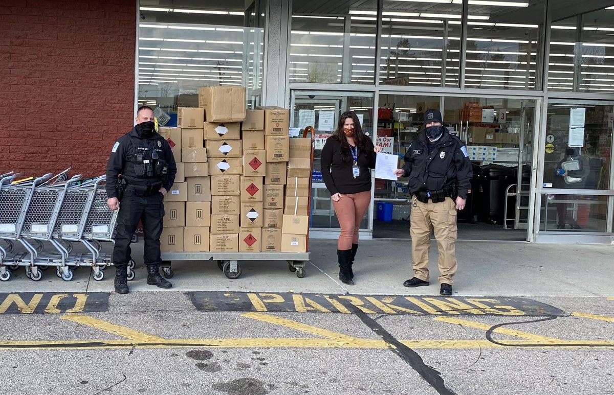 MiddletownFire's tweet photo. Thank you to Ocean State job Lot, the Area Manager David Gamer, and Store Manager Jennifer Russell.  Officers Guerriero and Costa received a large donation of PPE and cleaning supplies. It is greatly appreciated. From Captain Jason Ryan, Middletown Police Department https://t.co/hs8T1YiS5m