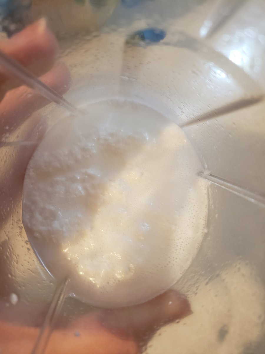 Pixvzf's tweet photo. Wtf, a pesar de usar mi licuadora este dichoso polvo no cede, imposible hacer tu leche, producto fallido de @naturesheart_co @NaturesHeart_EC https://t.co/PRjwspo88o