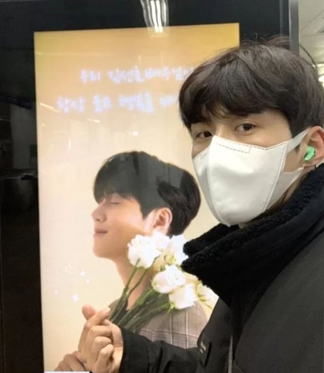 HayharMarketing's tweet photo. The SaM ET! NEWS "เดอะแซม อีทีนิวส์"
น่ารักไม่หยุด! ‘คิม ซอนโฮ’ ออกเดินทางตามหาป้ายโปรโมทที่แฟน ๆ ร่วมใจกันทำให้กับเขา
อ่านข่าวบันเทิงเพิ่มได้ที่..
https://t.co/PgXhUSMc6v
https://t.co/HhRsJvLxn0
https://t.co/NqEwEJFH1K
ET!NEWS
#havilahs
#etnews
#thesam
#thesametnews
#noah https://t.co/Zikl1gAeih