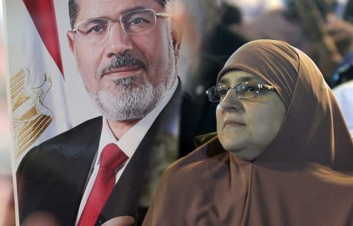 sarah_alghamidi's tweet photo. زوجة الشهيد #مرسي تعليقًا على الإستيلاء على ممتلكاتهم: الرئيس مرسي ترك إرثًا لن يستطيعوا أن يأخذوا منه شيئا، ترك لنا اسمًا وسيرة لن يستطيع أحد أن يلمسها..

أما ما يسمونه ممتلكات (فاقضِ ما أنت قاض إنما تقضي هذه الحياة الدنيا)
لا عليكم الرزّاق هو الله

عُظماء في زمن الأقزام !! https://t.co/HamGrqmfWo