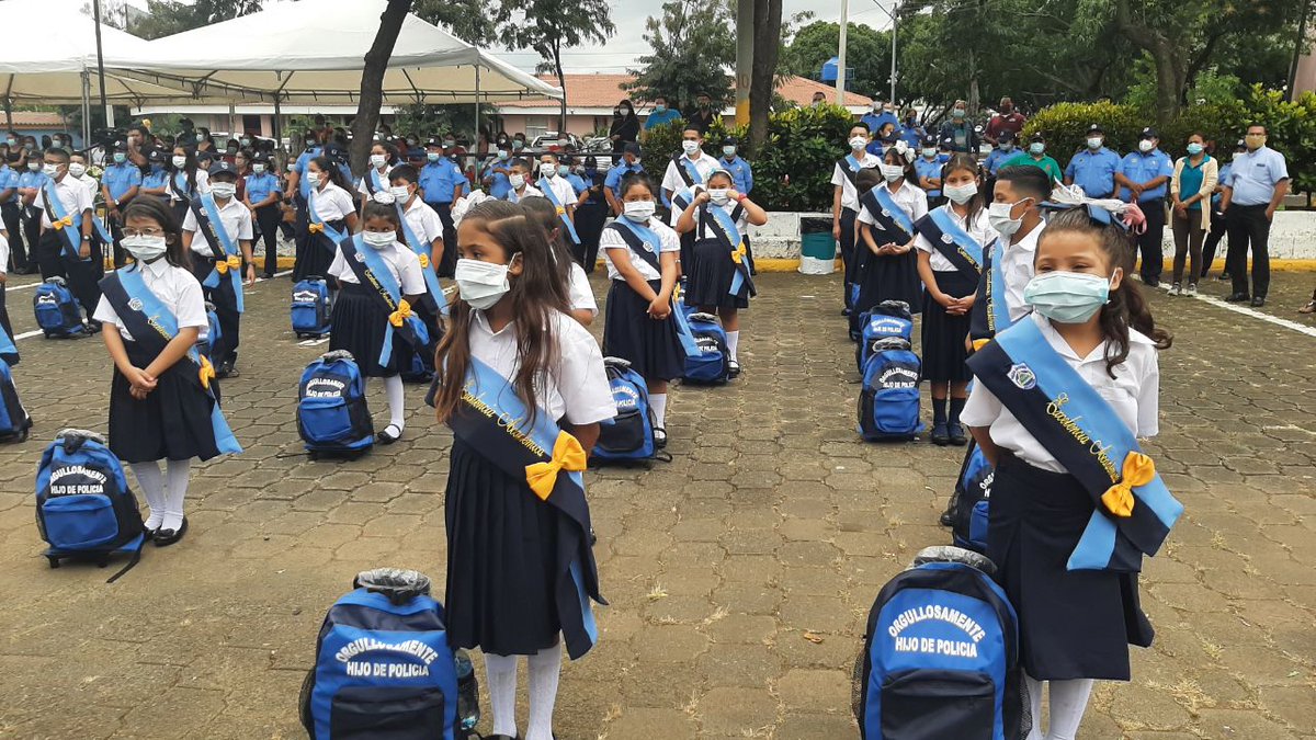 VivaNicaragua13's tweet photo. #LoQueSeVive 
Los agentes del orden agradecen que en su centro de trabajo les entreguen los útiles, lo que les permitirá no incurrir en altos costos o desajuste del pago.
https://t.co/GVatIdwIAq https://t.co/gqUEt3cbbh