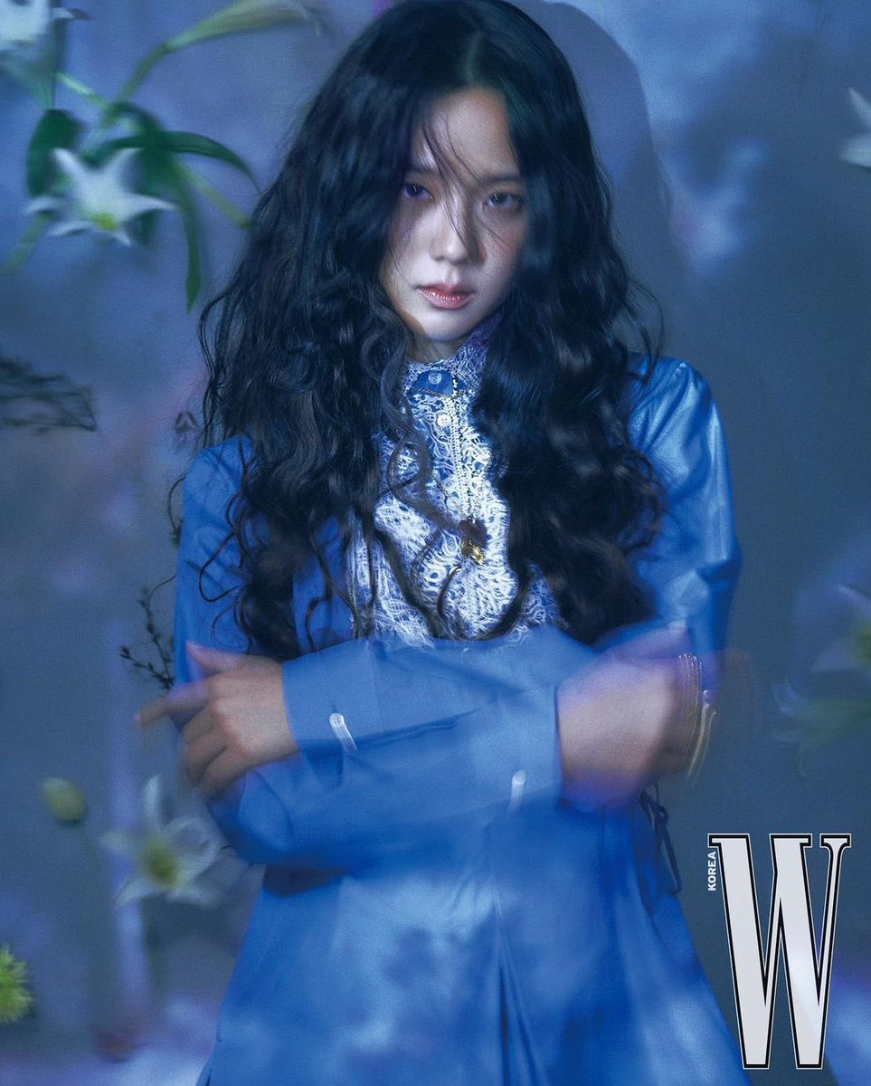 cyanblink's tweet photo. Jisoo with curly hair hits different. She's breathtaking! @BLACKPINK #JISOO https://t.co/i3UMXhAI9v