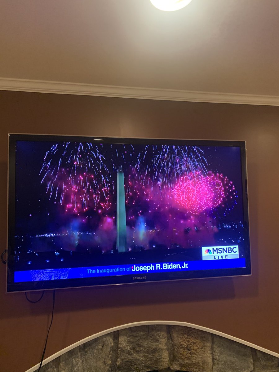 ronnabr's tweet photo. @TomJChicago As a DC metro resident โ I was moved to tears seeing the monuments bathed in fireworks #InaugurationDay2021 #radicalnormalcy #lovelyday https://t.co/RAS7bhGGwT