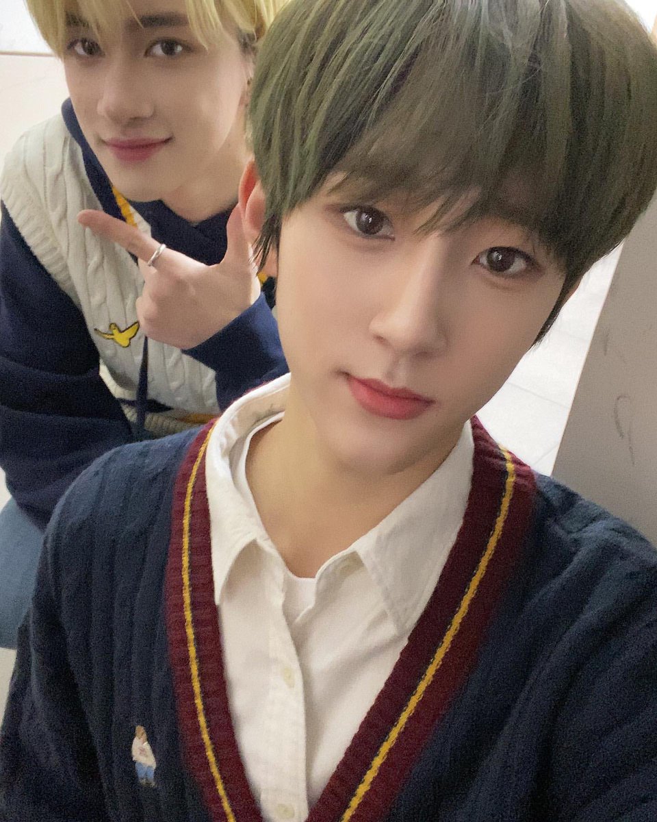 IDOL_ALLDAY's tweet photo. ▶ 셀럽 : 드리핀 김민서&amp;알렉스
▶ 어디 : 210121 공식 인스타그램
▶ 브랜드 : 
가디건 - 후아유 (WHO.A.U)
니트조끼 - 마크 곤잘레스 (MARK GONZALES)
▶ 모델명 : 
김민서 - 스티브 케이블 가디건 WHCKA4921U / 49,900원
알렉스 - 와펜 브이넥 베스트 아이보리 / 69,000원 https://t.co/SJPiopElfF