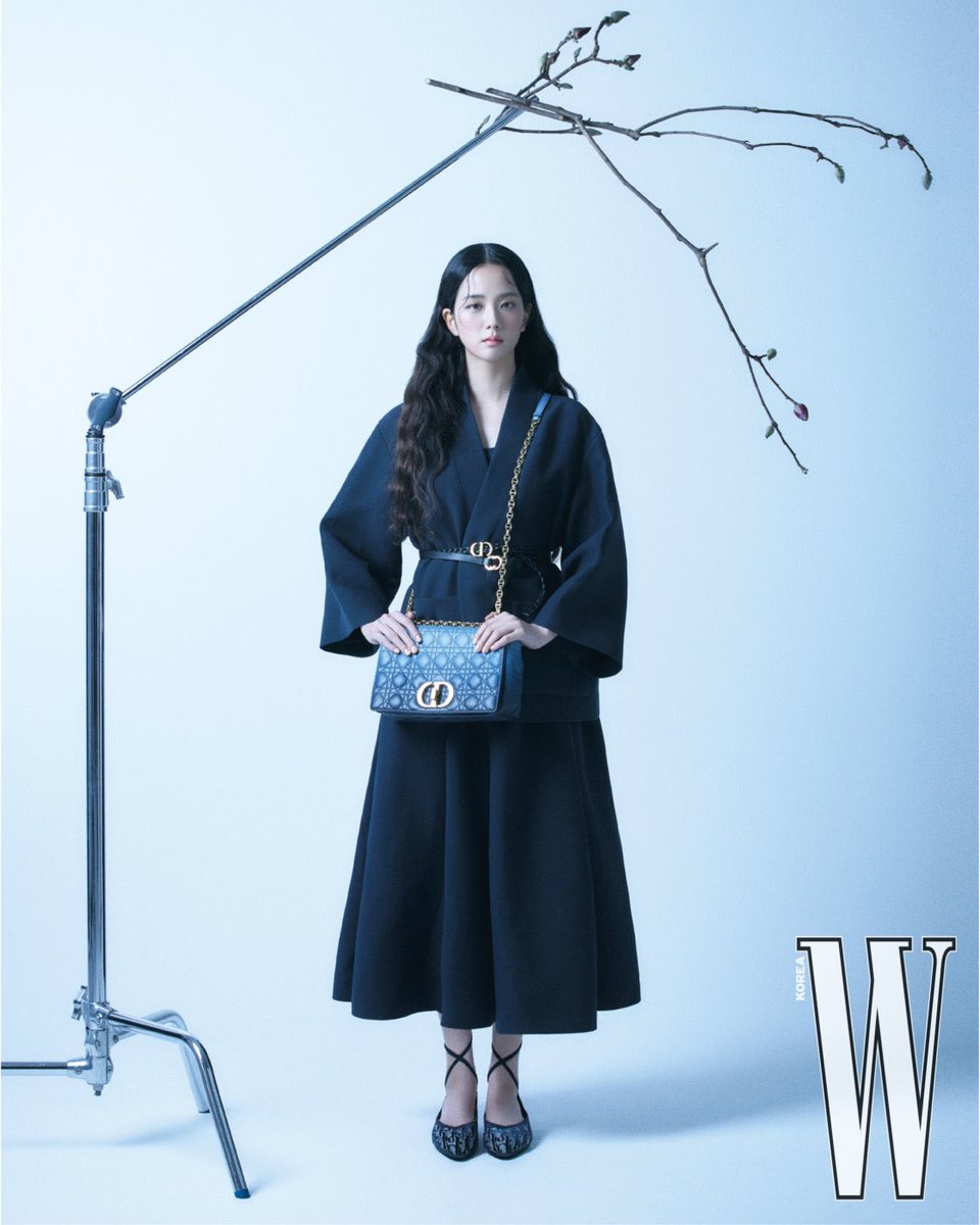 jisooschart's tweet photo. JISOO on @wkorea interview #DiorJISOOforWKorea

What does "close-perfect happiness" mean to you?

JISOO:...These days, I feel satisfied &amp; happy to see people around me happy. The moment when I &amp; many people close to me can be happy together, would be happiness close to perfection https://t.co/onlyrdNxhw