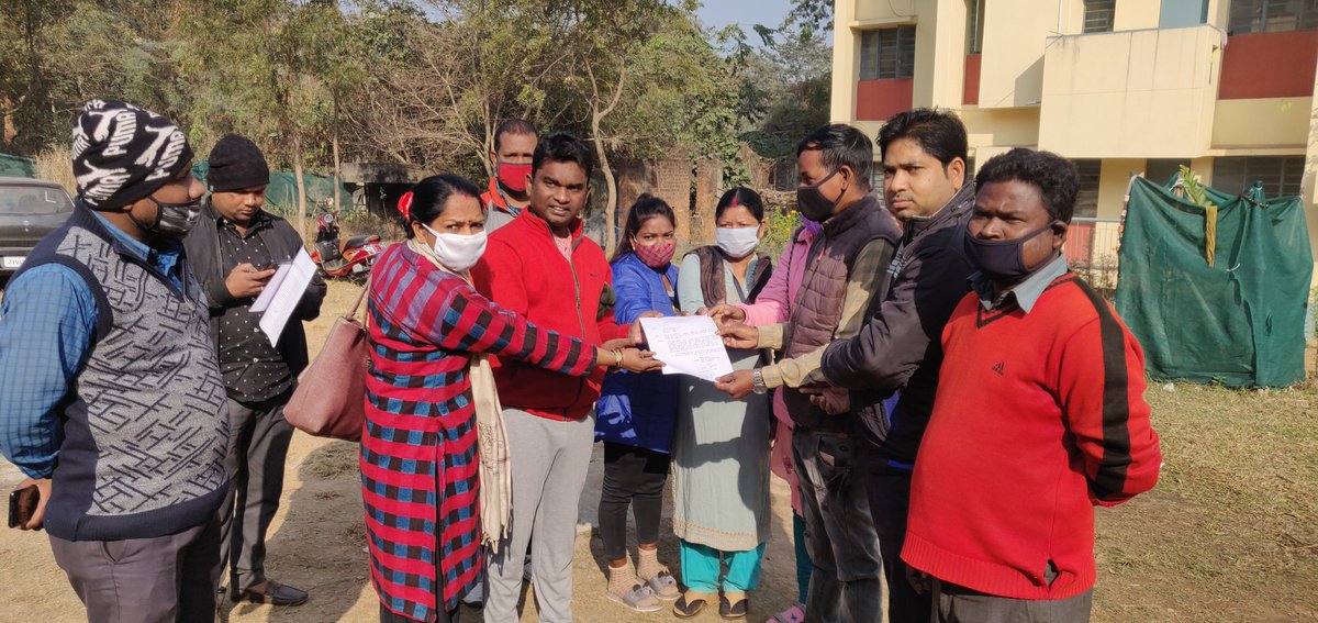 पोटका विधानसभा के विभिन्न क्षेत्रों से आए जनता की समस्याओं को सुनते हुए। मेरी कोशिश हमेशा से रही है कि जनता के समस्या तुरंत निष्पादन कर सकूं।
<a href="/HemantSorenJMM/">Hemant Soren</a>