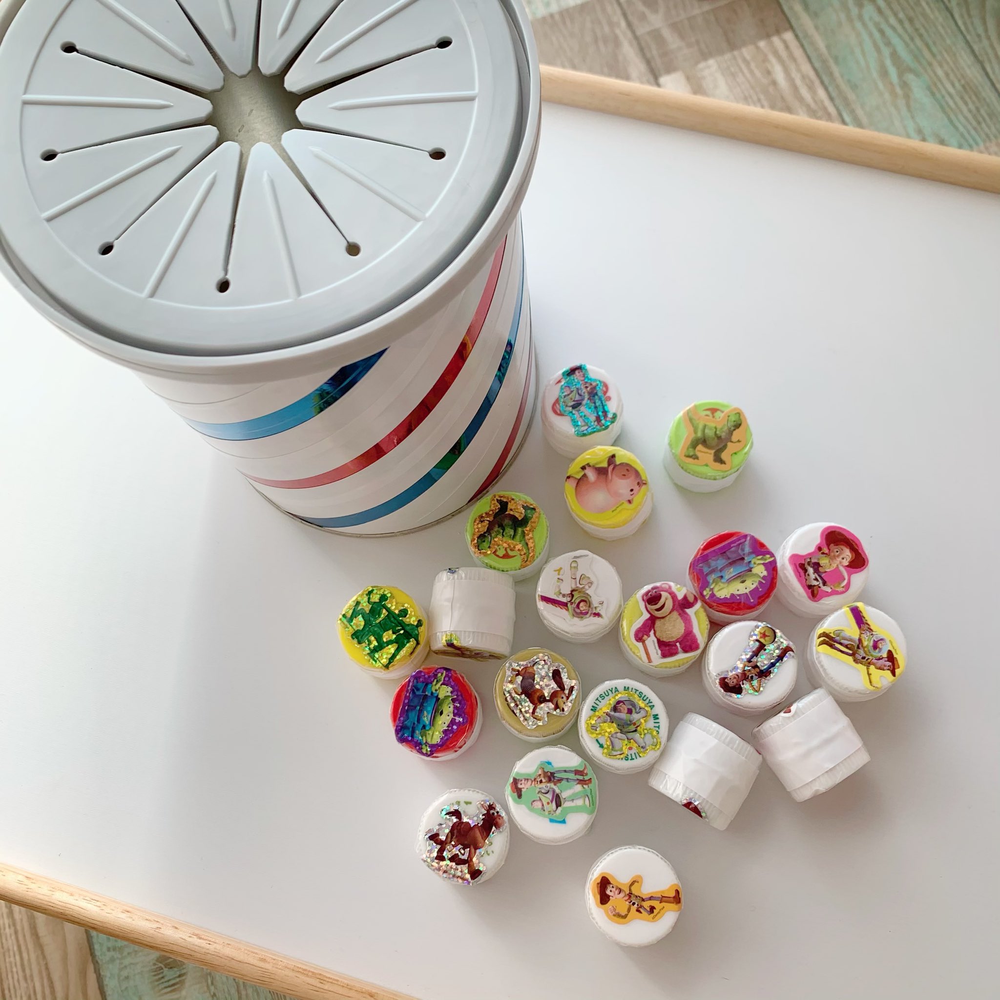 あん 2y ずっと作りたかった ミルク缶でぽっとん落とし 蓋閉めてコロコロ転がしたり ハイハイ促進 もっと大きくなったらキラキラとノーマルに仕分けしたり 柄をマッチングさせたり いろんな遊び方ができるようにしてみたけど 欲張りすぎ