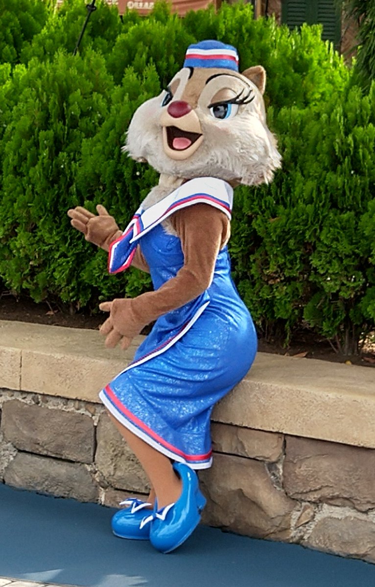 東京ディズニーリゾートpr 公式 今日は何の日 今日 1月21日 木 は リスの日 なんです リスのキャラクターといえば チップとデール クラリス 東京ディズニーランドのトゥーンタウンでの1枚を みなさんにお届けします