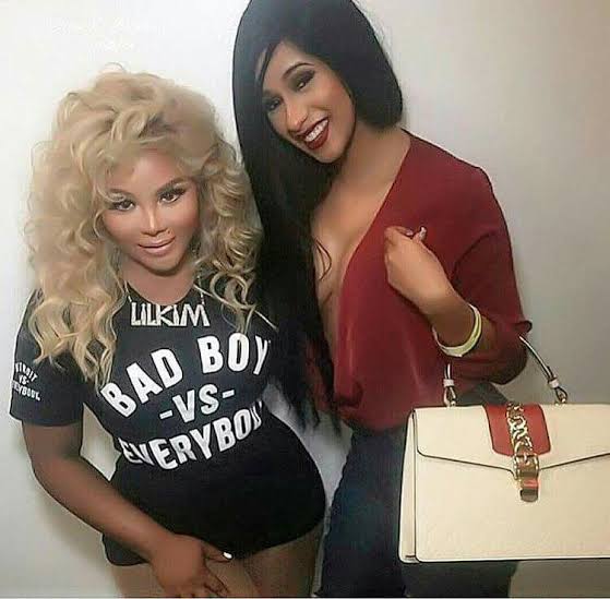 Poucos sabem mais Lil kim foi umas das primeiras rappers pioneiras que demonstram apoio a Cardi. Cardi tem ela com sua inspiração.