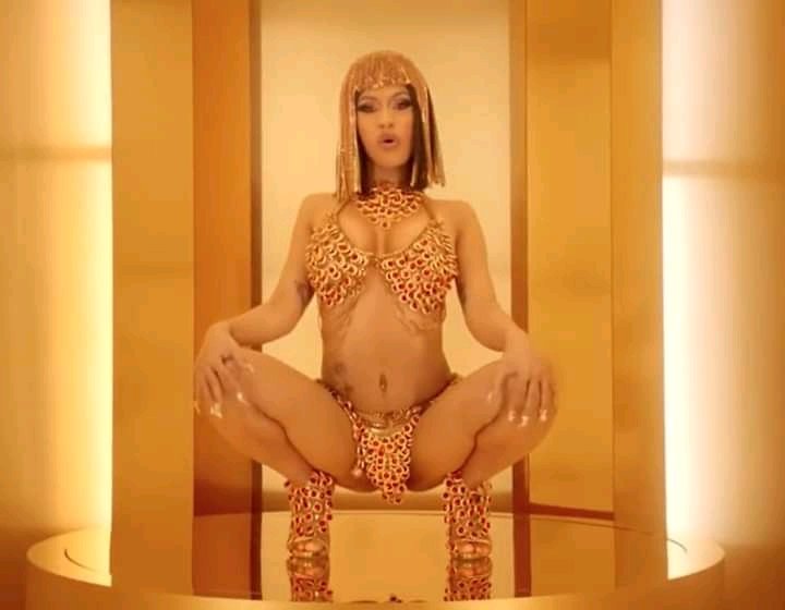 Outra vez que a Cardi homenageou a Kim foi no clipe de Money ,um dos looks foi inspirado na Lil kim no vma de 1997 e ela também fez o memorável agachamento da Kim