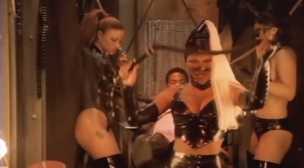 Uma das cenas de "Clout" de Cardi B e Offset foi inspirada na Lil kim no clipe de "Notorious B.I.G"